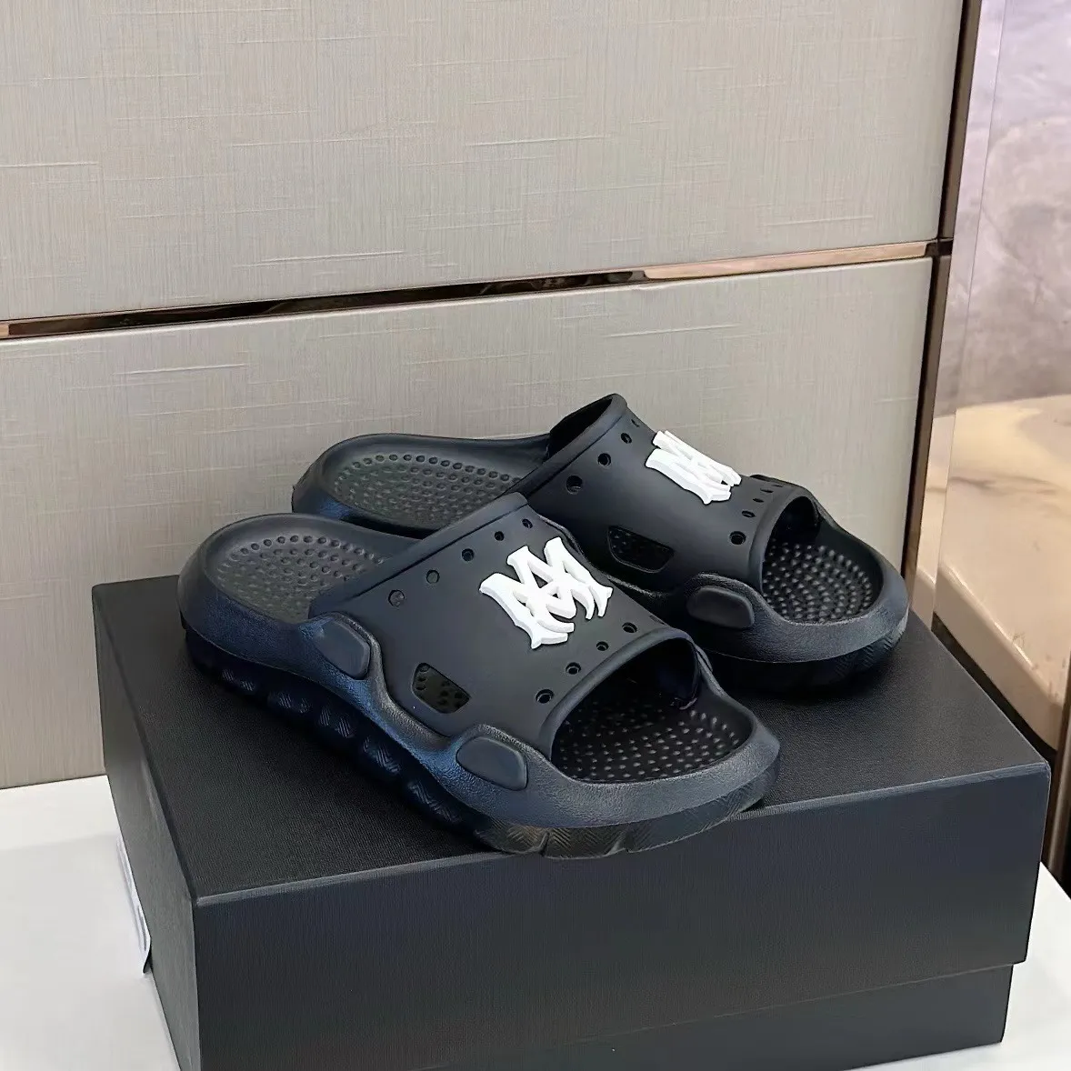 Men's shoes 💰P320💰amiri high-end boutique luxury slippers, 1:1 high-end quality, casual and sunny, loose and comfortable, the highest version of high-quality boutique, a must-have in summer! Code number: 39--46